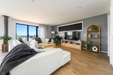 Ocean & Country Views, Spa, Pets Welcome, Fireplace - Your Ocean Oasis 10 Minutes To Phillip Island - Australian Directory 3