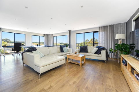 Ocean & Country Views, Spa, Pets Welcome, Fireplace - Your Ocean Oasis 10 Minutes To Phillip Island - Australian Directory 1