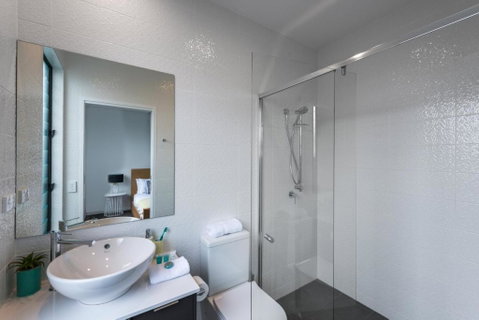Oxford Steps - Executive 2BR Bulimba Apartment Across From The Park On Oxford St - Australian Directory 2