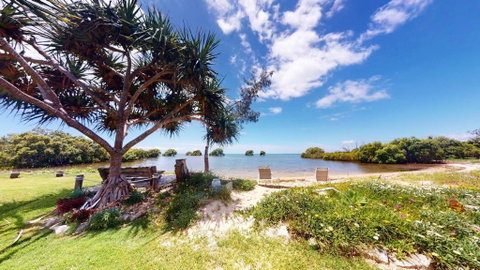Palazzo On The Beach - Beachmere - Australian Directory 0