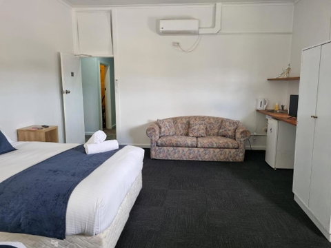 Parkes Hotel - Australian Directory 2
