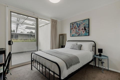 Peaceful 1-Bed Apartment Close To Lonsdale St - Australian Directory 2