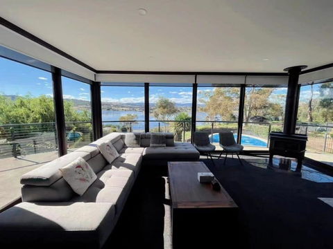 Peaceful House With Great Ocean & Mountain View - Australian Directory 0