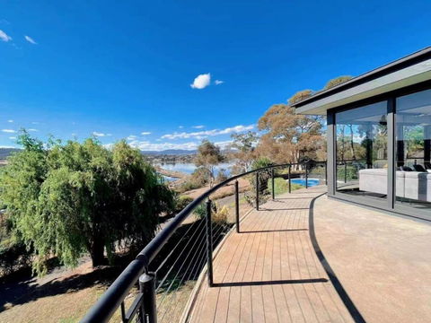 Peaceful House With Great Ocean & Mountain View - Australian Directory 3
