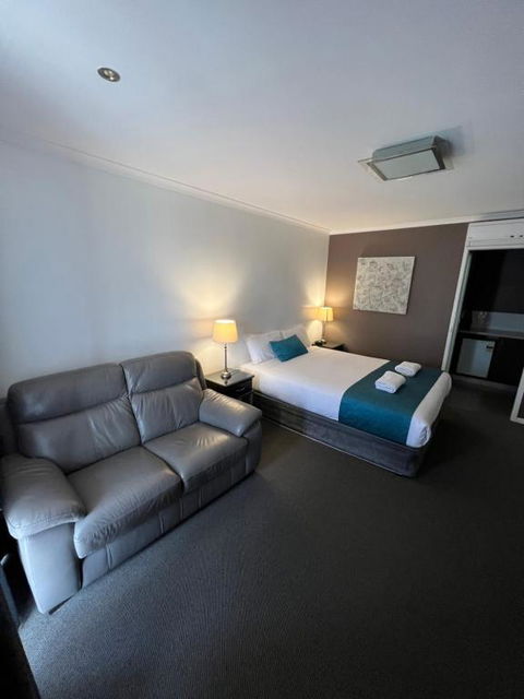 Pevensey Motor Lodge - Australian Directory 3