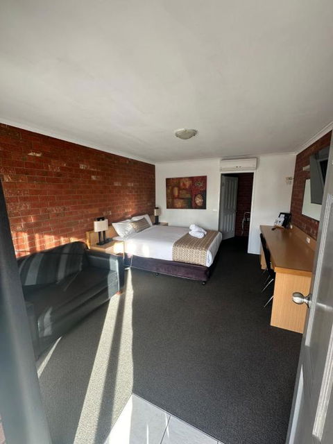 Pevensey Motor Lodge - Australian Directory 2