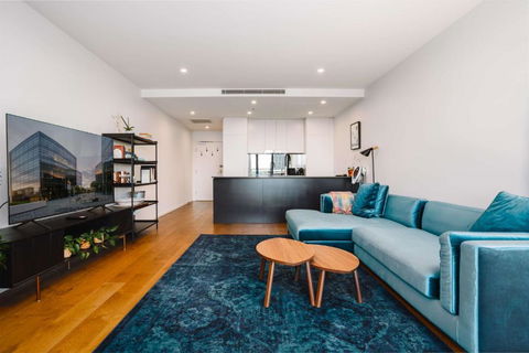 Perfect Located 1-Bed With Great Views & Parking - Australian Directory 2