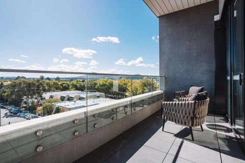 Perfect Located 1-Bed With Great Views & Parking - Australian Directory 1