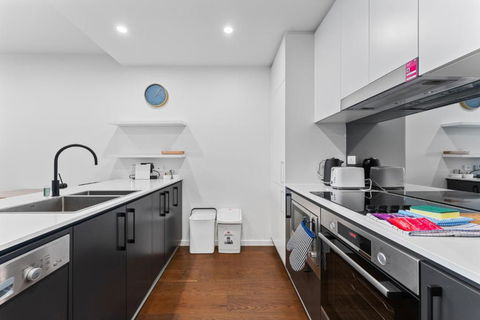 Perfect Location 1-Bed With Balcony, BBQ & Parking - Australian Directory 1