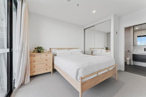 Perfect Location 1-Bed With Balcony, BBQ & Parking - Australian Directory 2