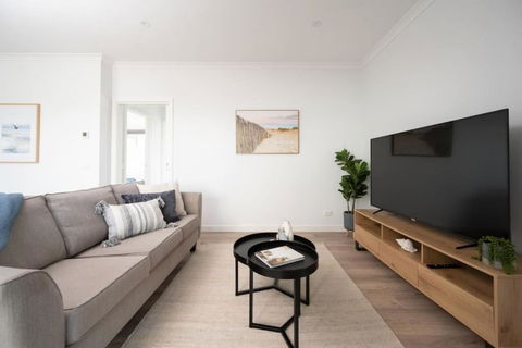 PIPER Modern Home Walk To Beach Shops Parks - Australian Directory 1