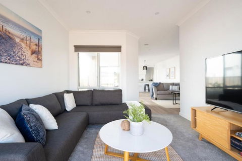 PIPER Modern Home Walk To Beach Shops Parks - Australian Directory 2