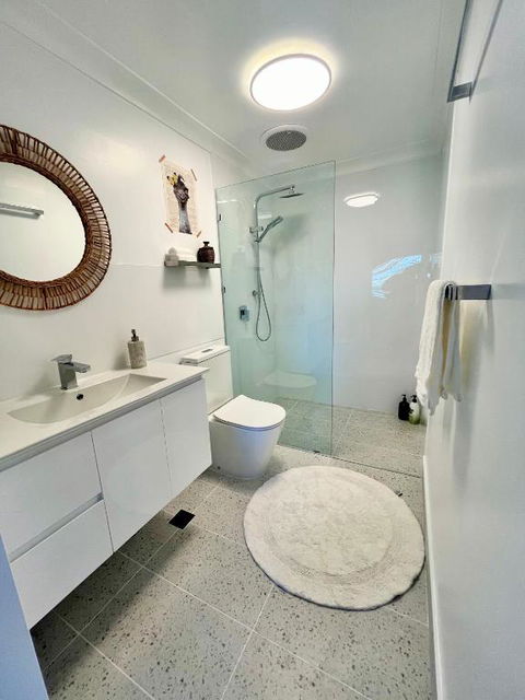 Point Clare - Relax And Unwind - Greenery & Birdsongs - Australian Directory 2