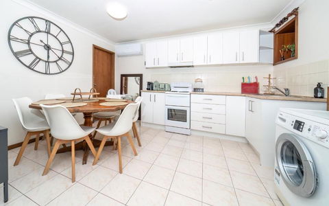 Point Clare - Relax And Unwind - Greenery & Birdsongs - Australian Directory 3