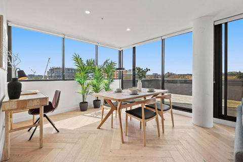 Polished 2-Bed Apartment With Gorgeous City Views - Australian Directory 3