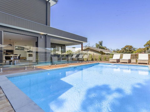 Pool And Spa - 300m Walk To Beach - Australian Directory 0