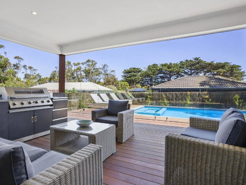 Pool And Spa - 300m Walk To Beach - Australian Directory 1
