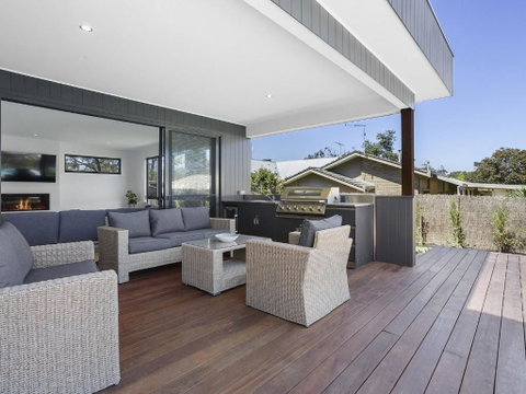 Pool And Spa - 300m Walk To Beach - Australian Directory 2
