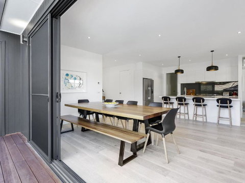 Pool And Spa - 300m Walk To Beach - Australian Directory 3