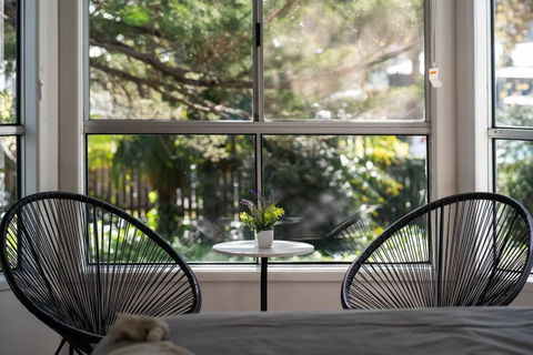 Popular Central Location King Bed The Repose - Australian Directory 0