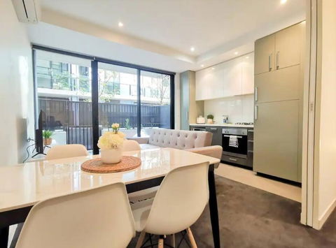 PR126-1 BR Comfy Stay Next To Station With FREE Parking - Australian Directory 2