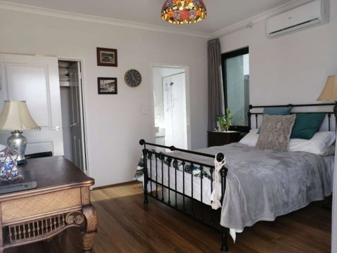 Private & Cosy! Master Bedroom In Perth With Garden View - Australian Directory 2