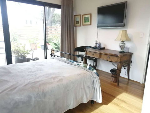 Private & Cosy! Master Bedroom In Perth With Garden View - Australian Directory 1