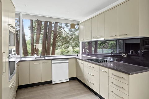 Quaint Queen Room - Central Location At Pymble - Shared Bathroom - Australian Directory 3