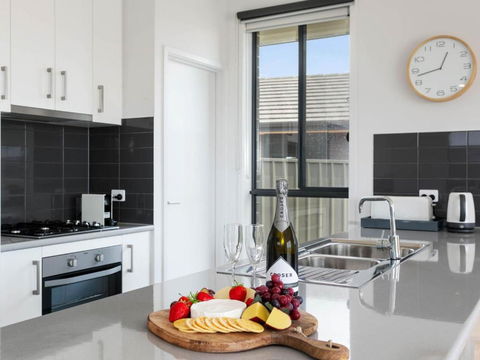 Putters Paradise 25-30 Troon Drive - Australian Directory 3