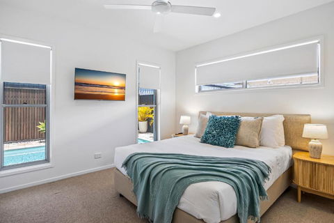Premium 4-Bed Coastal Escape With BBQ And Pool - Australian Directory 3