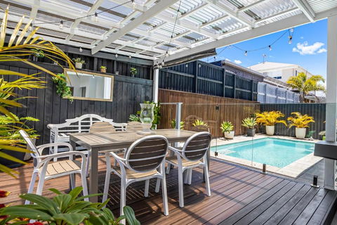 Premium 4-Bed Coastal Escape With BBQ And Pool - Australian Directory 0