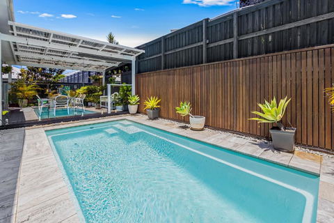 Premium 4-Bed Coastal Escape With BBQ And Pool - Australian Directory 1