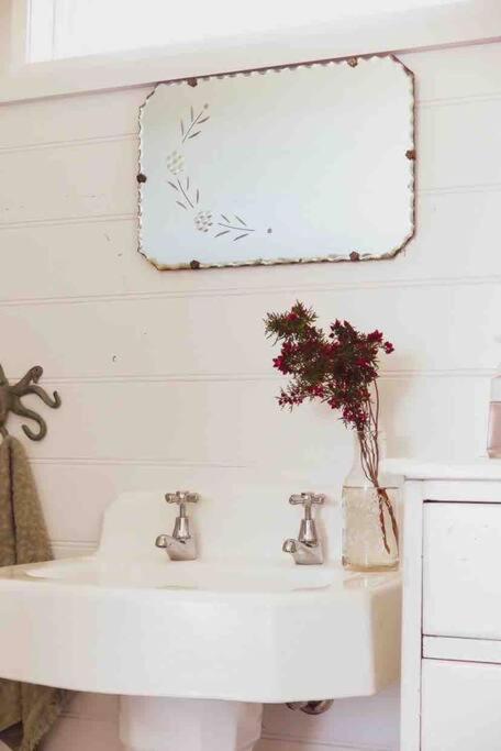 Quaint And Intimate 1-bed Seaside Cottage - Australian Directory 3