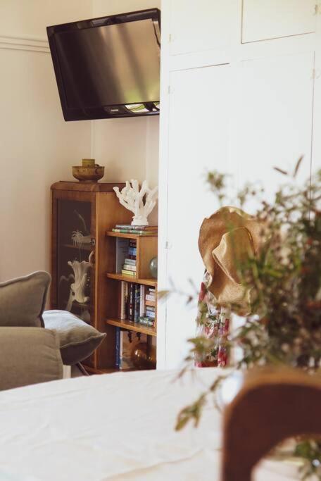 Quaint And Intimate 1-bed Seaside Cottage - Australian Directory 1