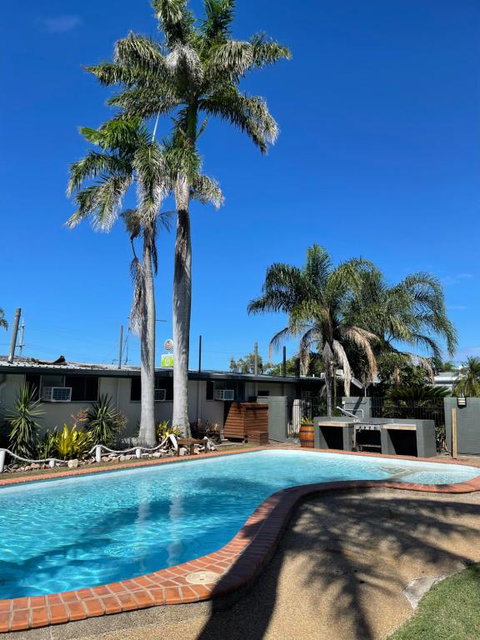 Queens Beach Hotel - Australian Directory 2