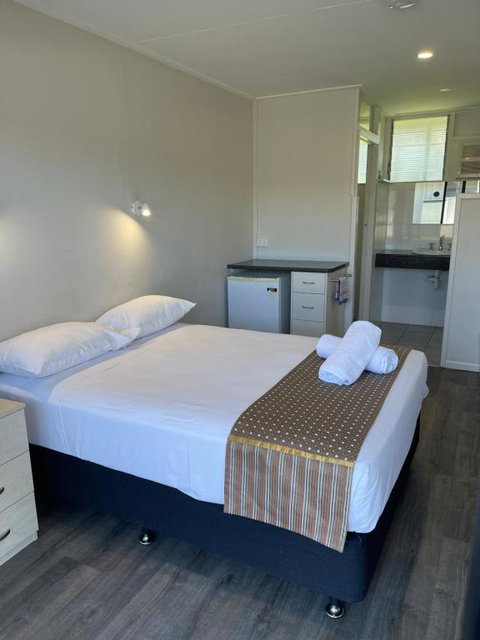 Queens Beach Hotel - Australian Directory 0