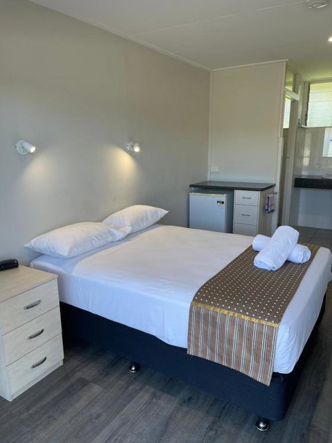 Queens Beach Hotel - Australian Directory 3