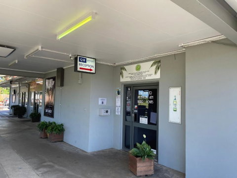 Queens Beach Hotel - Australian Directory 1