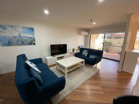 Quiet 2 Bedroom Apt In The Heart Of Old Kingston - Australian Directory 0