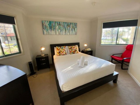 Quiet 2 Bedroom Apt In The Heart Of Old Kingston - Australian Directory 2