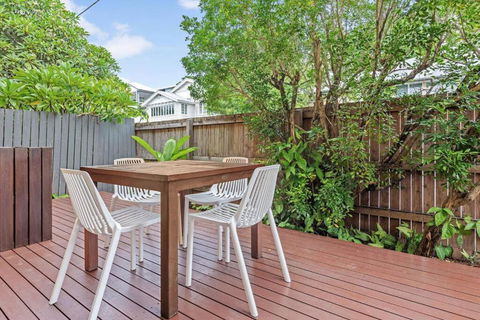 Quiet & Bright Art Deco Apartment By New Farm Park - Australian Directory 1