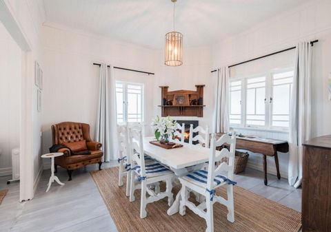 Pretty Pink Queenslander With Spectacular Views! - Australian Directory 2