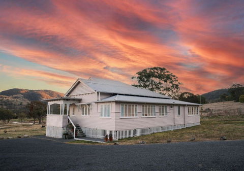 Pretty Pink Queenslander With Spectacular Views! - Australian Directory 0