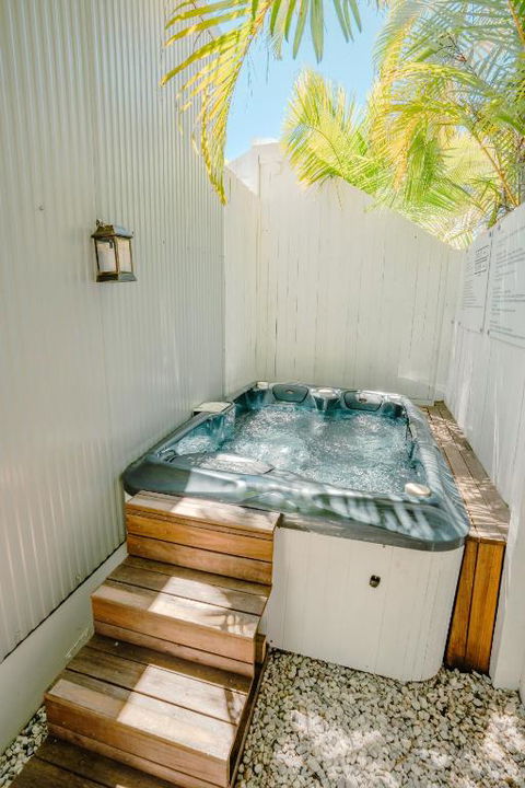 Private Outdoor Spa, Fire Pit, Cinema Room - THE COTTAGE COOLUM BEACH - Australian Directory 0