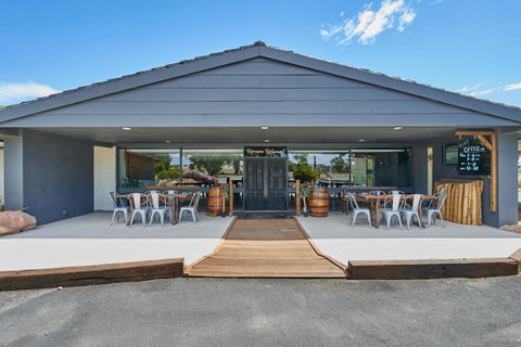 Australian Homestead Motor Lodge - Australian Directory 1
