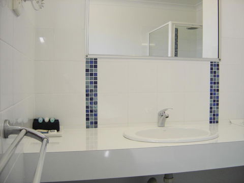 Avaleen Lodge Motor Inn - Australian Directory 1