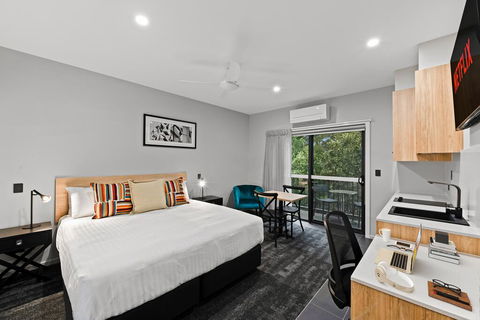 AVENUE MOTEL APARTMENTS - Australian Directory 1