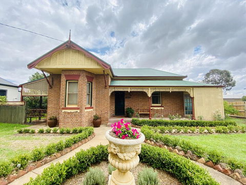 Avoca House - Circa 1900 Gorgeous Federation Home - Australian Directory 0