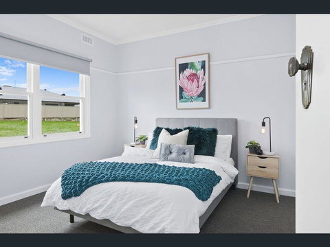 BALLARAT CLOSE 2 CBD + HOSPITAL+3BR HOME+NETFLIX + WiFi + Gift - Australian Directory 1