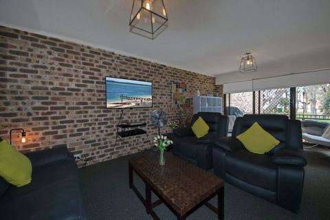 Bay Parklands, Unit 27/2 Gowrie Avenue - Australian Directory 2